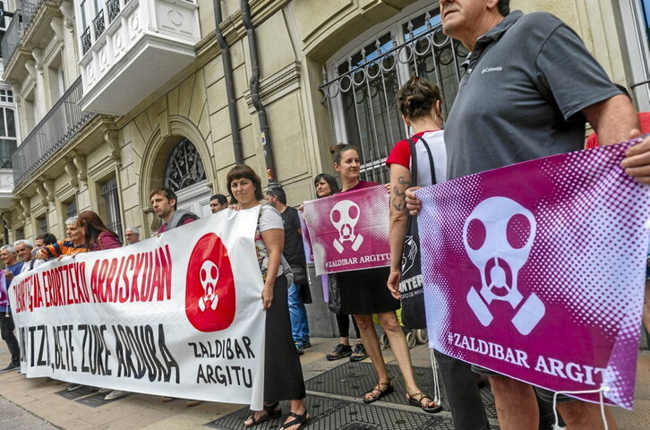 Concentración de Zaldibar Argitu ante el Parlamento de Gasteiz, en una imagen de archivo.