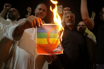 Seguidores de Moqtada al Sadr queman banderas LGTBI en Bagdad como respuesta a la quema del Corán en Estocolmo.