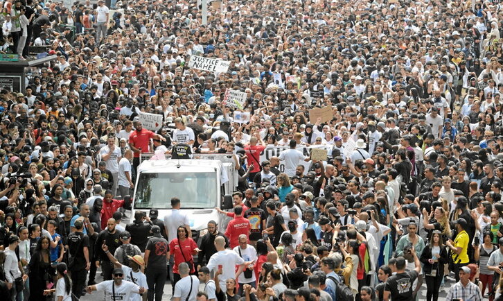 Más de 6.000 personas arroparon a la madre de Nahel M., Mounia -en el camión-, en la «marcha blanca» para exigir justicia.