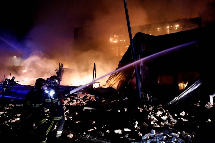 Los bomberos tratan de apagar el incendio provocado en Roubaix, en el marco de las protestas por la muerte de Nahuel.
