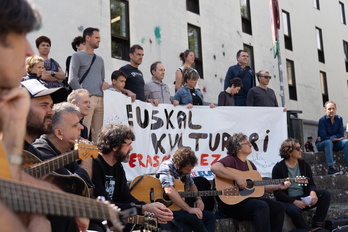 Un momento del acto en el que artistas de la música vasca han pedido la continuidad del programa ‘Musikariak ikastetxetan’.