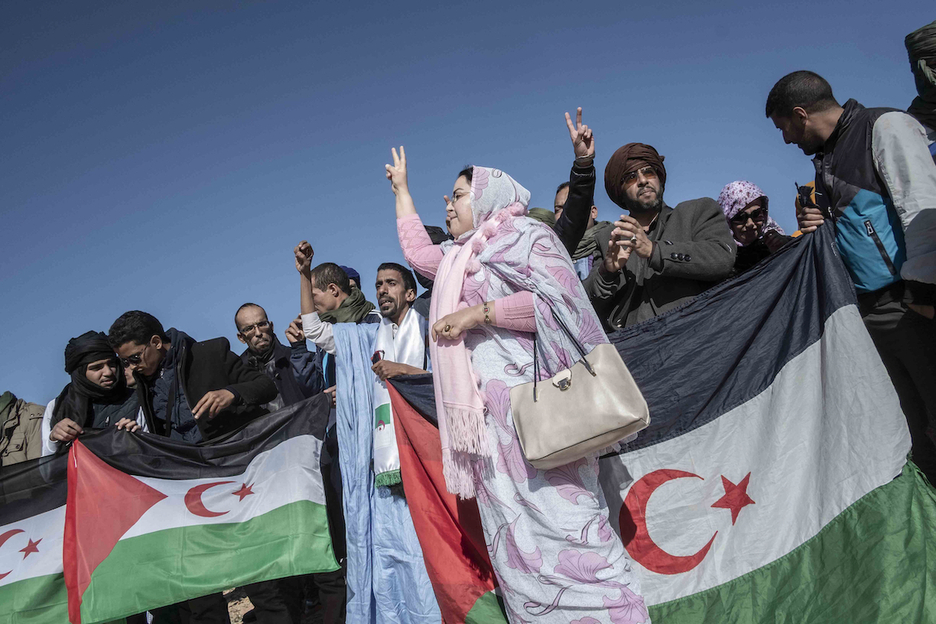 Activistas saharauis del territorio ocupado por Marruecos gritando durante las celebraciones del 45 aniversario de la independencia en el campamento de Boujador.