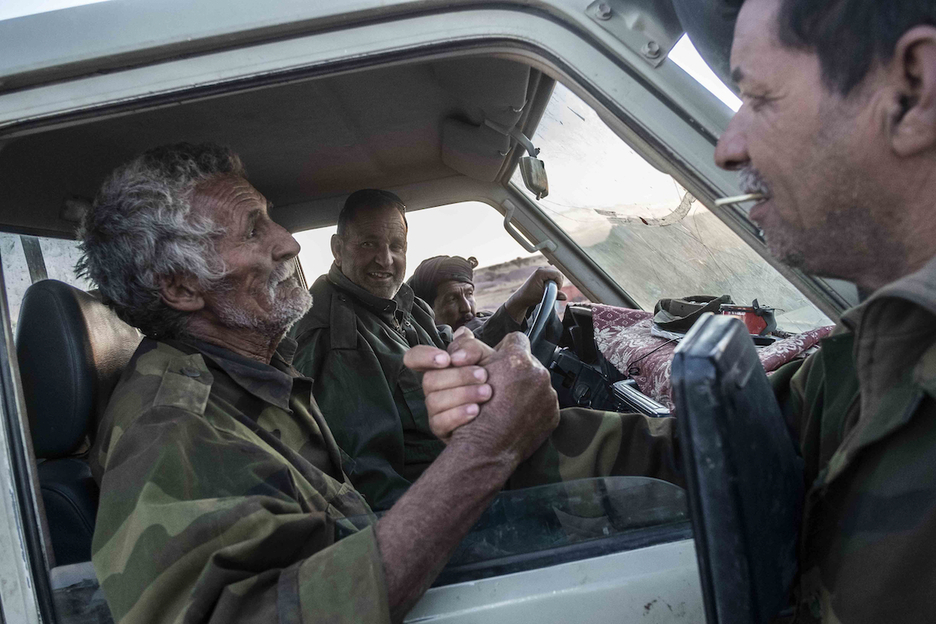 El líder de la guardia nacional Dah el Bendir con sus soldados ante una patrulla. Dah murió en 2021 después de que Marruecos disparara un misil desde un dron. Fue nombrado Héroe Nacional dos días después.