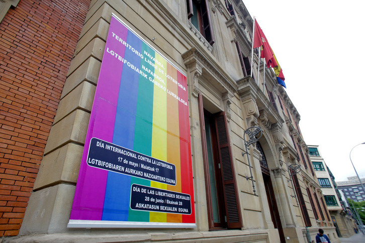 Bandera LGTBI en la fachada del Parlamento navarro.