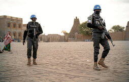Cascos azules de Níger patrullan en Tombuctú, capital tuareg amenazada por los yihadistas.