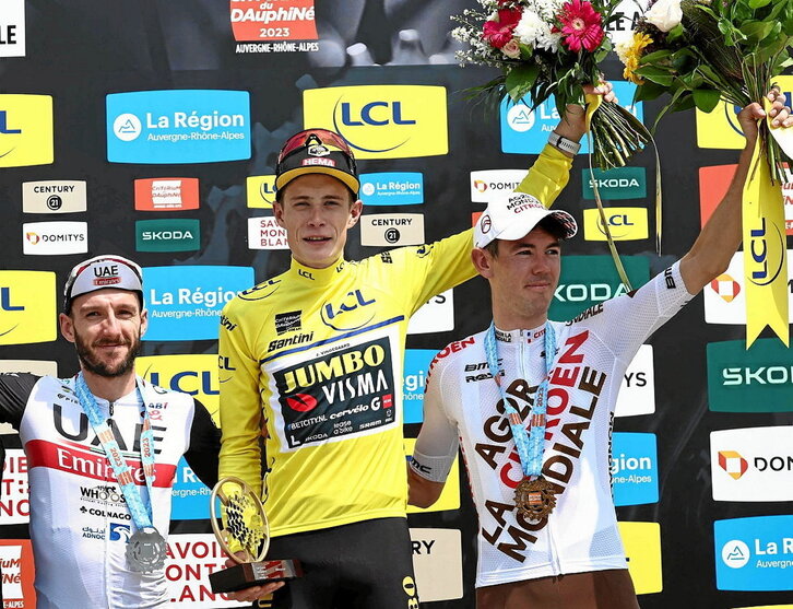 Vingegaard llega tras ganar Dauphiné por delante de Adam Yates y O’Connor.