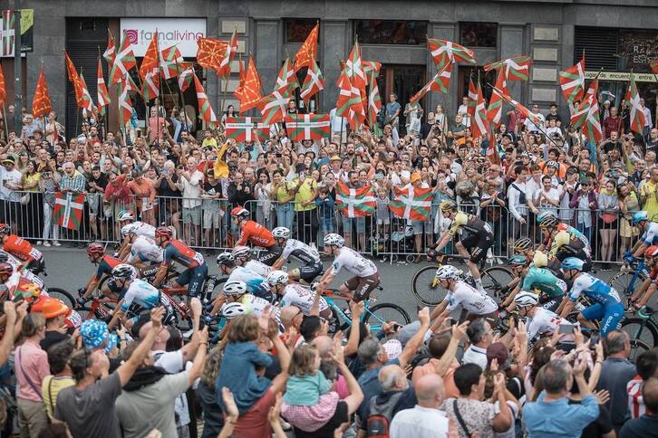 La roja me la trae floja (aqui se viene a odiar)          Te atiende un navarro. - Página 16 Guresku