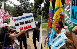 Partidarios y contrarios al «Affirmative action» se manifiestan en el Capitol Hill de Washington DC.