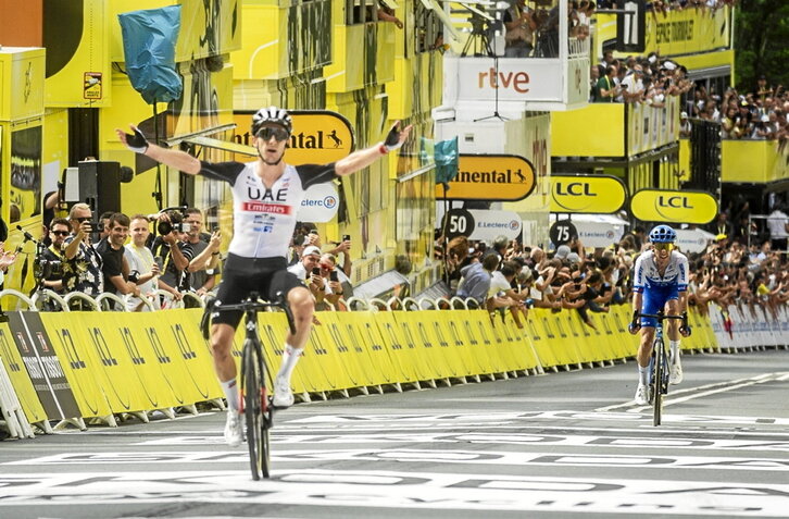 Adam Yates celebra su primer triunfo en una grande delante de su hermano Simon.