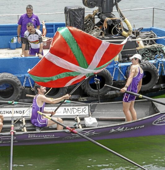 San Pedro ondea la bandera.