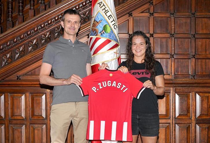 Patri Zugasti posa con la camiseta del Athletic y el presidente Jon Uriarte.