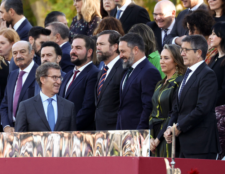 Alberto Núñez Feijóo conversa con Santiago Abascal, durante el acto solemne de homenaje a la bandera nacional y desfile militar del 12 de octubre de 2022, en Madrid 