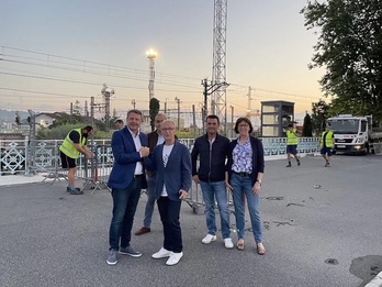 Los alcaldes de Irun y Hendaia se saludan en un puente Avenida del que empleados municipales retiran las vallas.