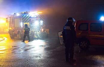 Bomberos y agentes de la Policía en Saint Denis.