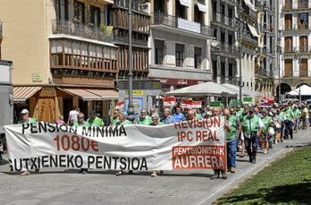 La manifestación de pensionistas, a su paso por la Plaza del Castillo.