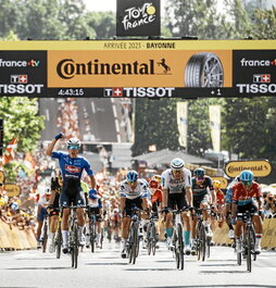 Jasper Philipsen celebra su tercera victoria en el Tour en Baiona.