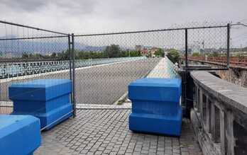 El puente Avenida que une Irun y Hendaia, de nuevo cerrado con vallas.