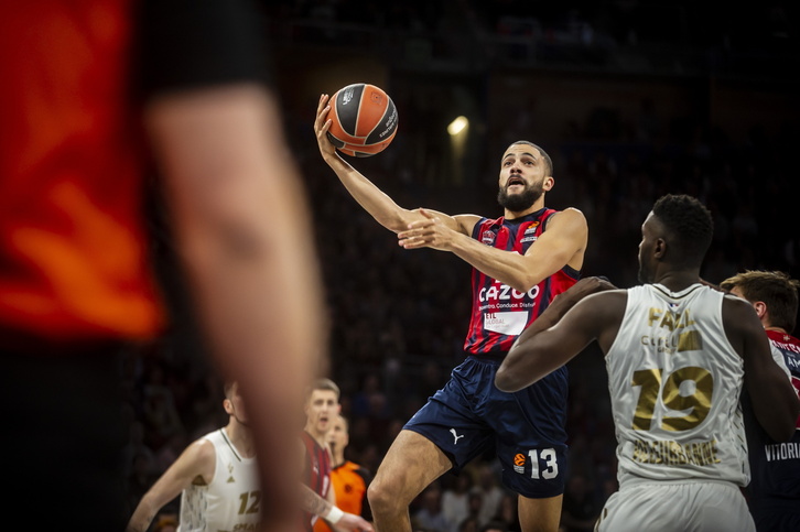 Darius Thompson en una acción durante un partido de Euroliga frente al Villeurbanne francés. 