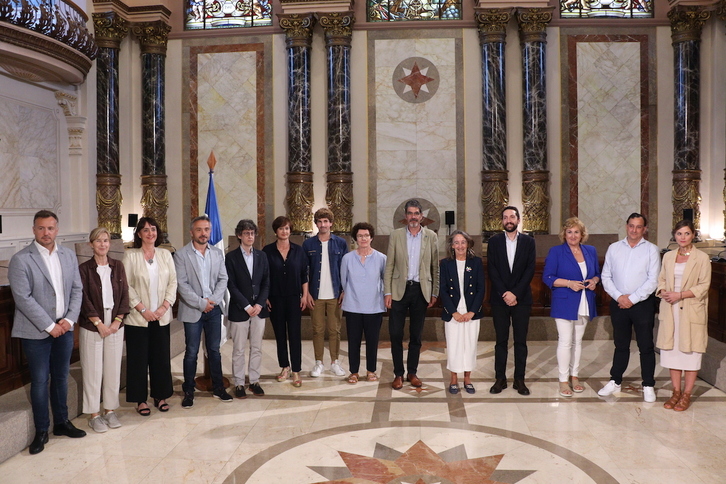 Foto de familia del nuevo equipo de gobierno del Ayuntamiento de Donostia.