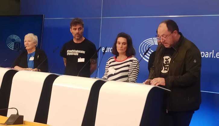 Juan Teixeira, Oihana Goiriena y Pernando Barrena, entre otros, en la presentación de la jornada.