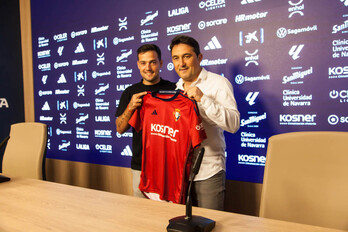 Arnaiz y Braulio posan con la camiseta rojilla que defenderá por segunda vez el toledano.