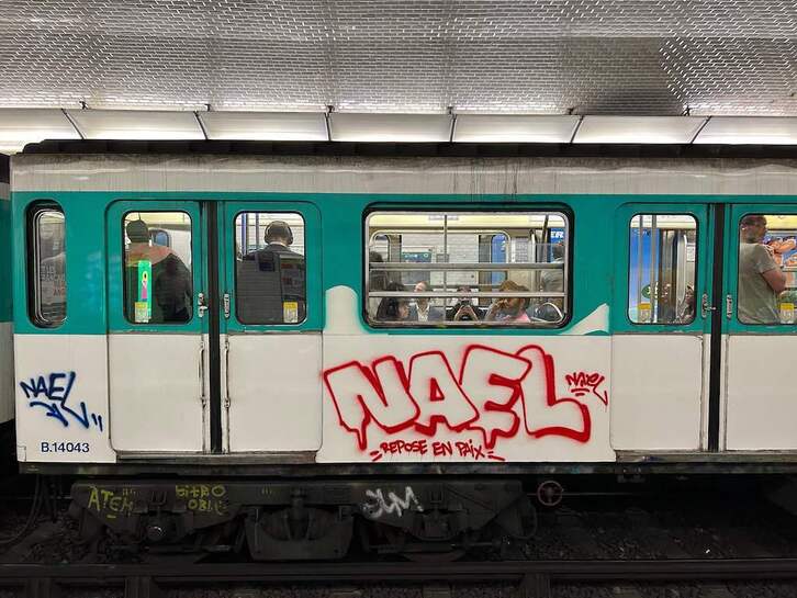 Grafitti en memoria de Nahel en un vagón de Metro de París.