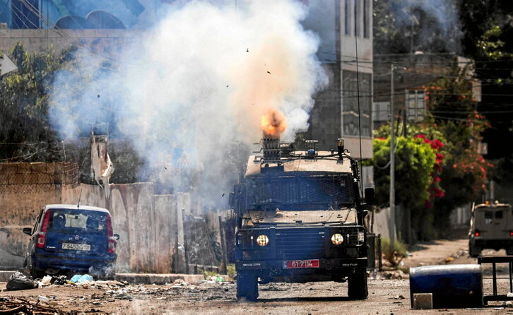 Vehículos israelíes disparan gases lacrimógenos en la ciudad cisjordana de Jenin.