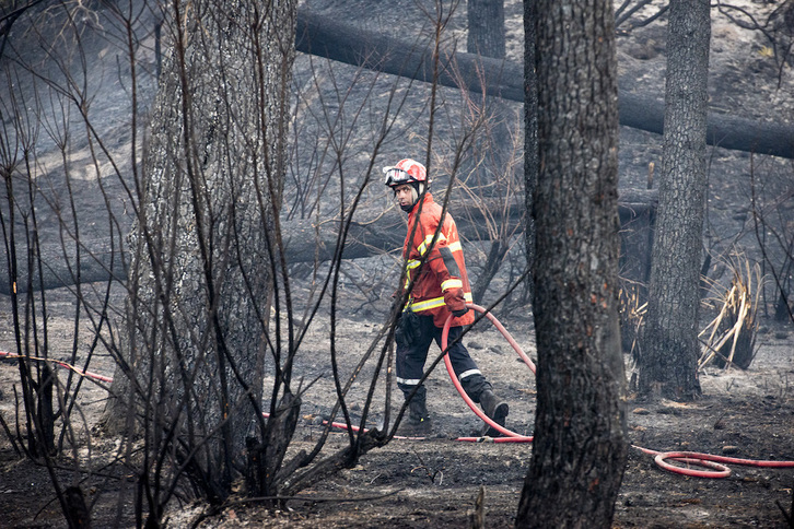 Un bombero en labores de extinción del fuego durante el incendio ocurrido a finales de julio de 2020 en La Pignada (Txiberta-Angelu).