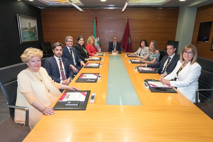 La jeltzale Amaia Barredo, primera por la derecha, tras ser nombrada diputada foral.