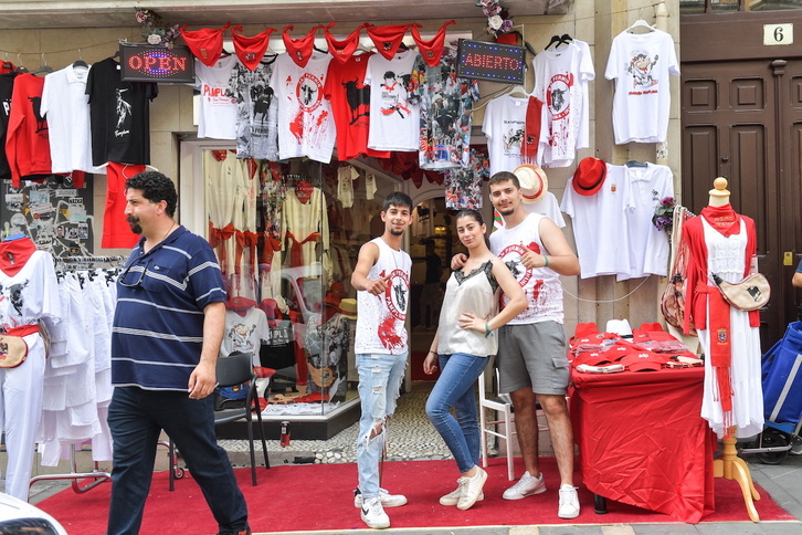 Los comercios de venta de ropa sanferminera han proliferado en Iruñea como caracoles después de la lluvia.