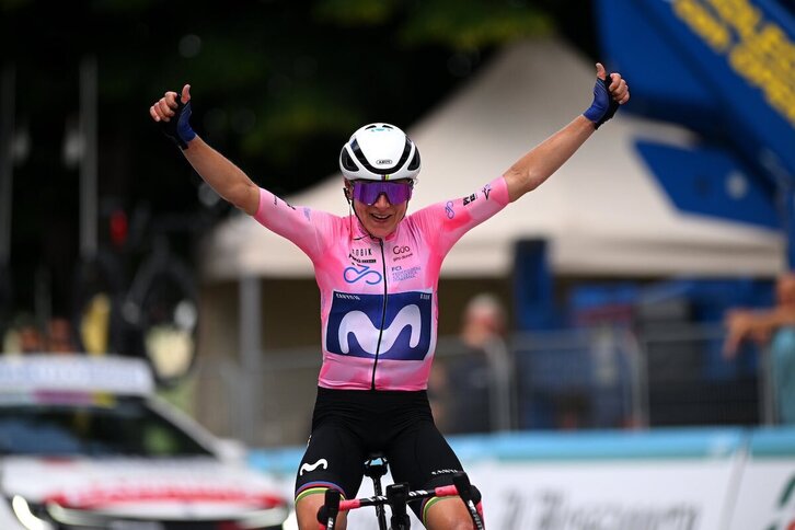 Annemiek van Vleuten Italiako Giroko seigarren etapako garaipena ospatzen. 