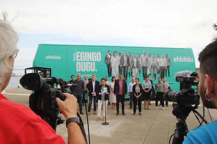 Los candidatos de EH Bildu y el autobús que utilizarán durante la campaña electoral.