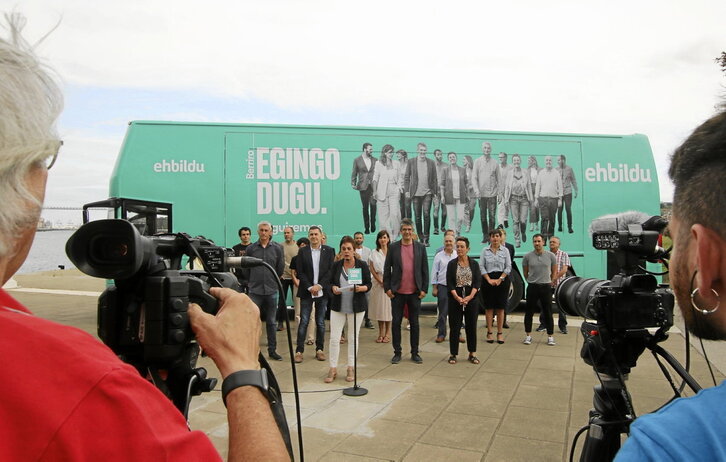 Los candidatos de EH Bildu y el autobús que utilizarán durante la campaña electoral.