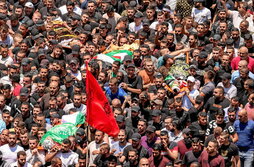 Funerales ayer en el campamento de refugiados de Jenin por los doce fallecidos en la incursión israelí.