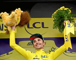 Jai Hindley, feliz en el podio con el maillot amarillo en su debut en el Tour.