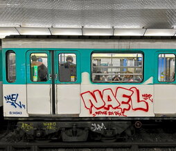 Grafiti en recuerdo de Nahel M. en un vagón del Metro de París.