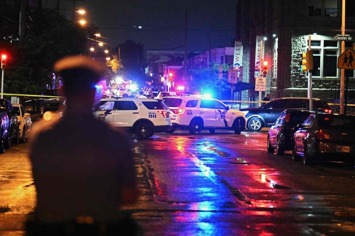 Agentes de policía el pasado lunes en Filadelfia, donde tuvo lugar otro tiroteo.