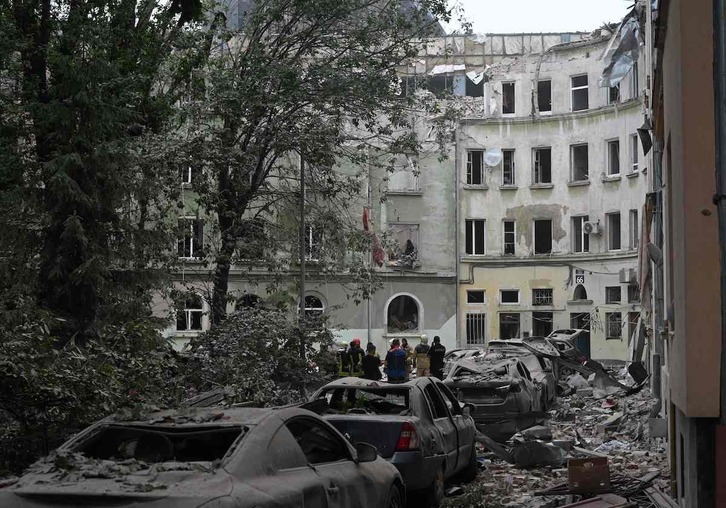 Daños en una zona residencial de Leópolis tras el bombardeo ruso.