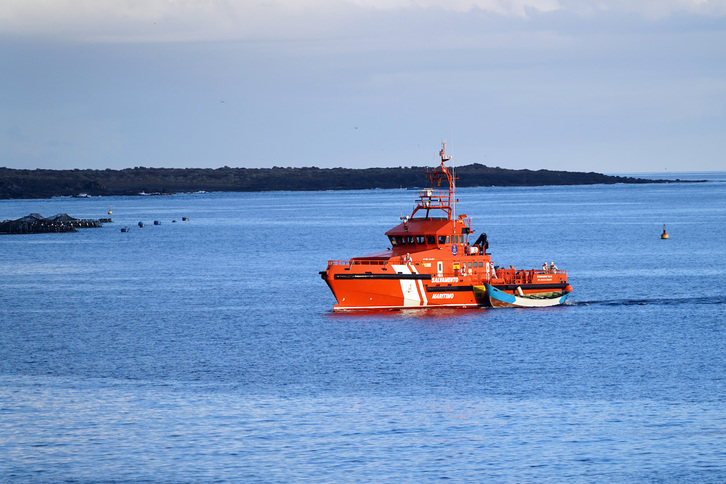 Un barco de Salvamento Marítimo llega al Puerto de los Cristianos en el sur de la isla de Tenerife con los cuerpos de 17 inmigrantes fallecidos durante la ruta migratoria hacia Canarias.