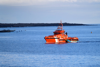 Un barco de Salvamento Marítimo llega al Puerto de los Cristianos en el sur de la isla de Tenerife con los cuerpos de los 17 inmigrantes fallecidos durante la ruta migratoria hacia Canarias.