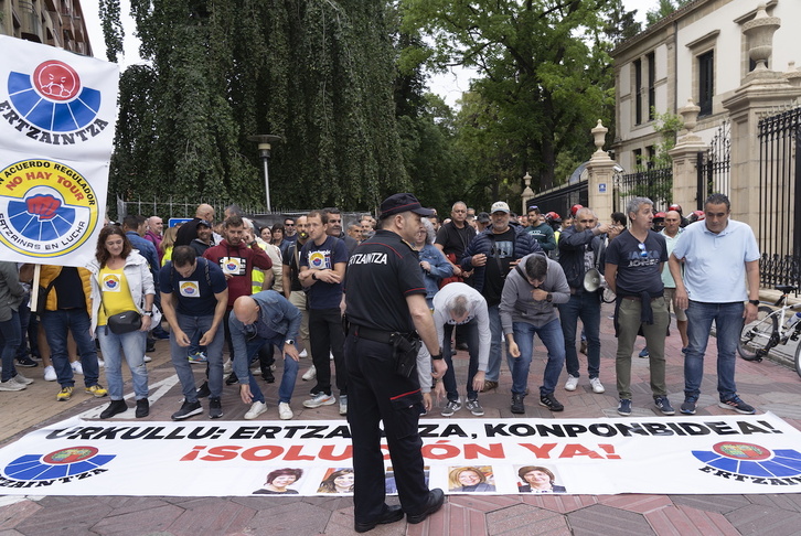 Ertzainas protestan ante el Parlamento de Gasteiz el pasado 22 de junio.