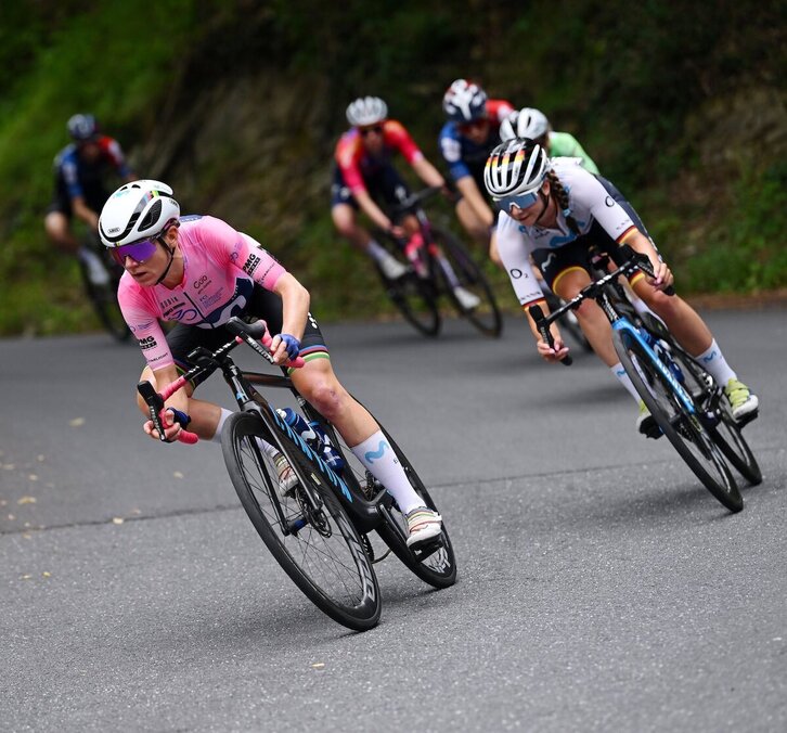 Van Vleuten eta Lippert Movistarreko txirrindulariak Giroko zazpigarren etapako tropel buruan.
