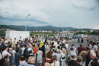 Herritarrek ordu erdi batez moztu dute Santiago zubia, bi norabideetan.