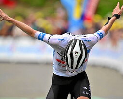 Tadej Pogacar celebró de esta manera en Cauterets su décima victoria en el Tour.