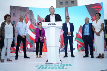 Arnaldo Otegi, junto a candidatas y candidatos de EH Bildu, en el acto de Bilbo.