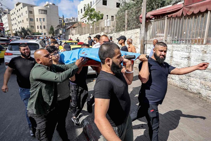 Trasladan el cuerpo sin vida de uno de los fallecidos en Nablus.