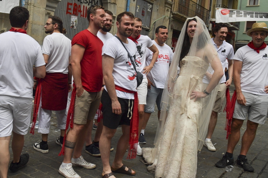 Esta «novia» ha aprovechado el día de San Fermín para casarse.