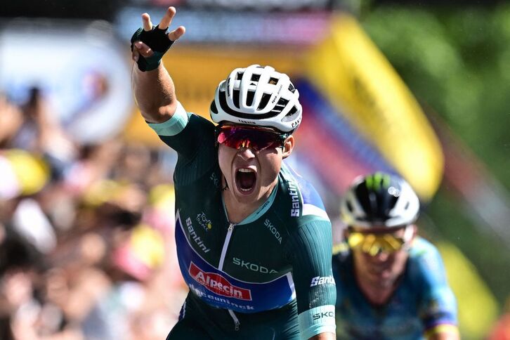 Philipsen celebra su tercera victoria en esta edición del Tour, todas al sprint.