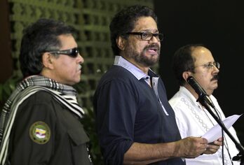 De izquierda a derecha, Jesús Santrich, Iván Márquez y Andrés Paris en una foto de archivo del 5 de setiembre de 2013 en una comparecencia en La Habana en el marco de las conversaciones de paz con el Gobierno de Juan Manuel Santos.