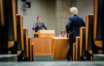 Mark Rutte, en un momento del debate con el ultraderechista Geert Wilders.